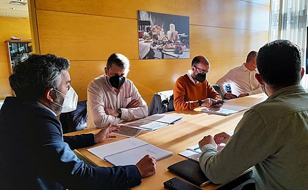 Alejandro Calvo reunido con los alcaldes de suroccidente.