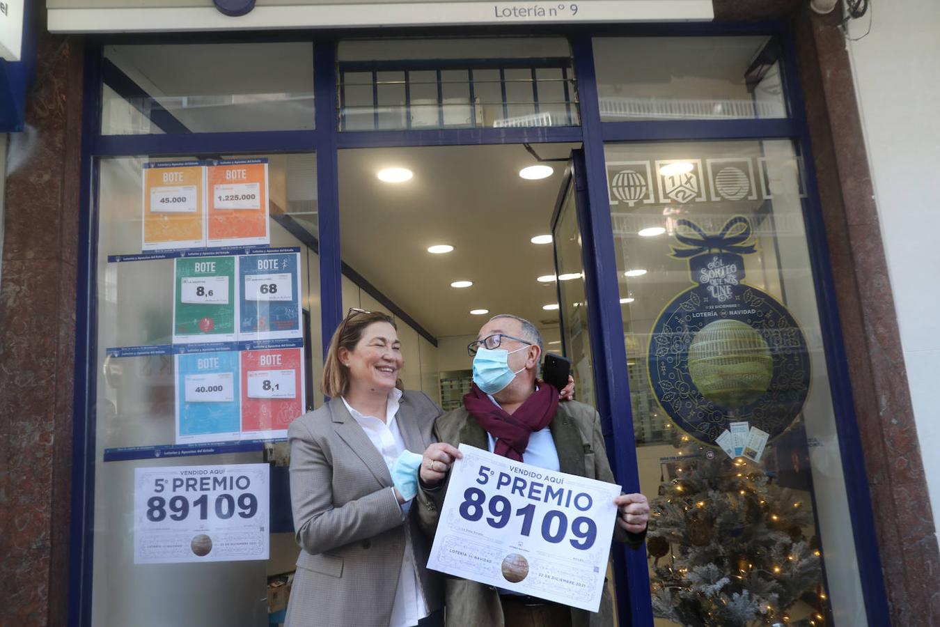 En la calle Valentín Masip, Oviedo, en la Administración Número 8, se repartieron 10 décimos del cuarto premio 42833.