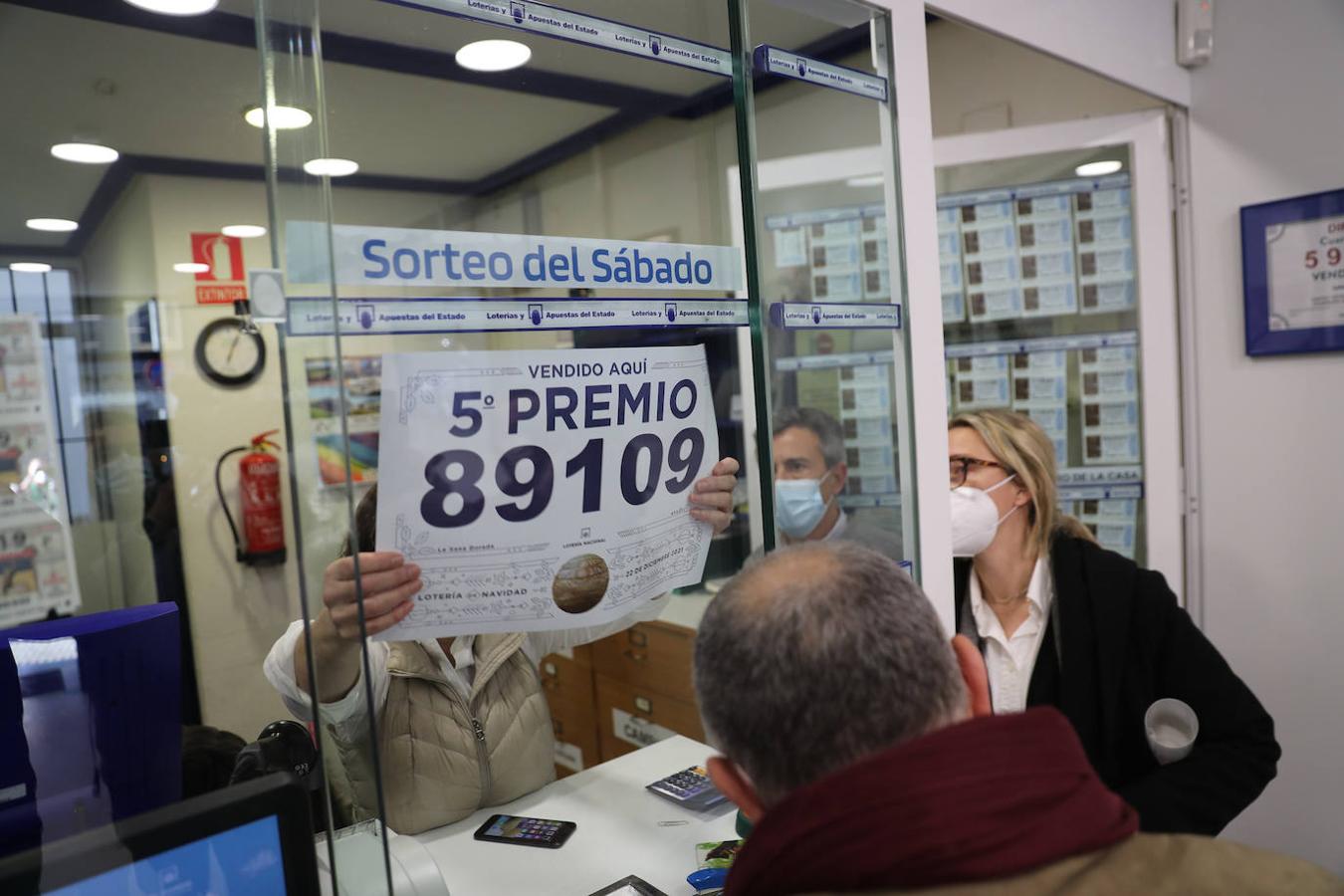 En la calle Valentín Masip, Oviedo, en la Administración Número 8, se repartieron 10 décimos del cuarto premio 42833.