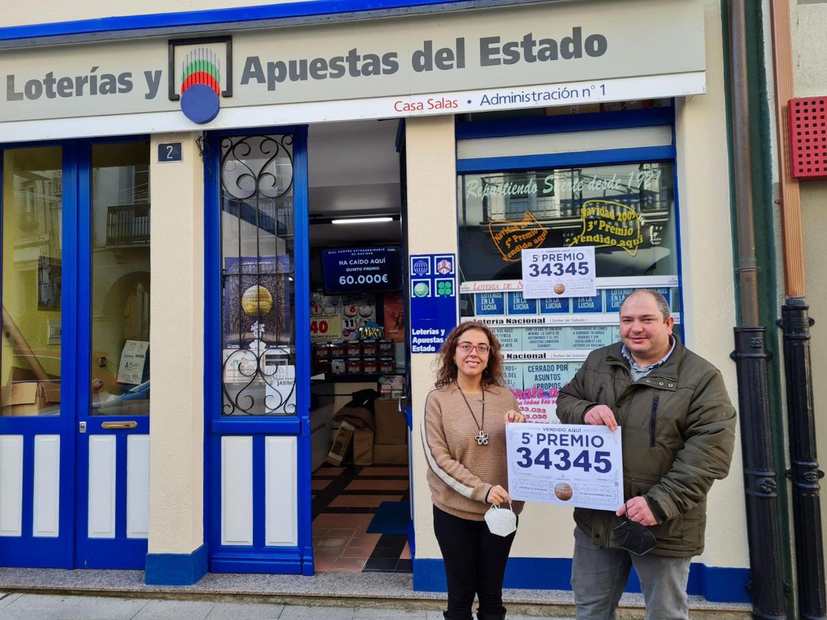 Asturias reparte 4.906.000 euros en el sorteo extraordinario de la Lotería de Navidad. Entre los más agradiados, Avilés y Corvera se llevan 3,6 millones de euros a través del quinto más tardío, el 89109, el último de las grandes premios en salir del bombo.