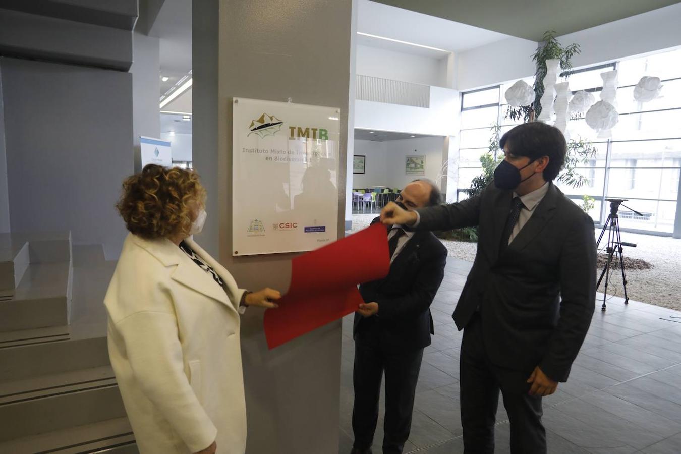 El consejero de Ciencia, Innovación y Universidad, Borja Sánchez, visitó este miércoles el nuevo Instituto Mixto de Investigación en Biodiversidad, el IMIB, una unidad mixta en el campus de Mieres.
