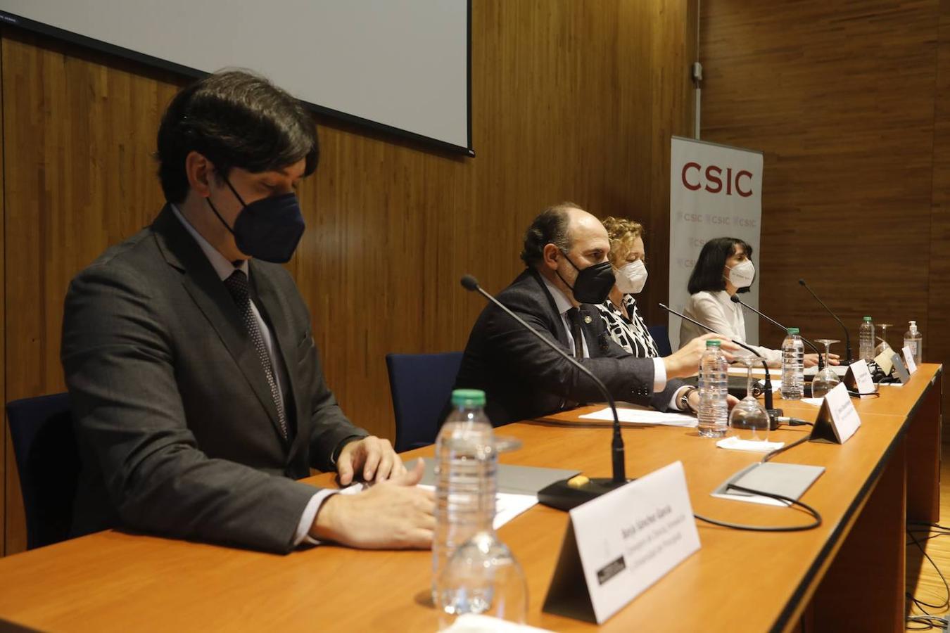 El consejero de Ciencia, Innovación y Universidad, Borja Sánchez, visitó este miércoles el nuevo Instituto Mixto de Investigación en Biodiversidad, el IMIB, una unidad mixta en el campus de Mieres.