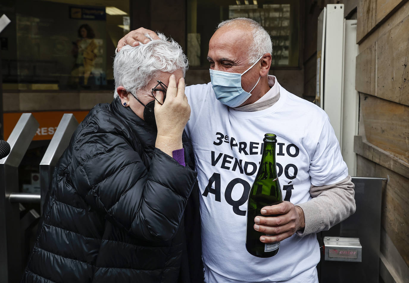 Un empleado de la administración de la calle Jativa, en Valencia, celebra el premio con una agraciada. 