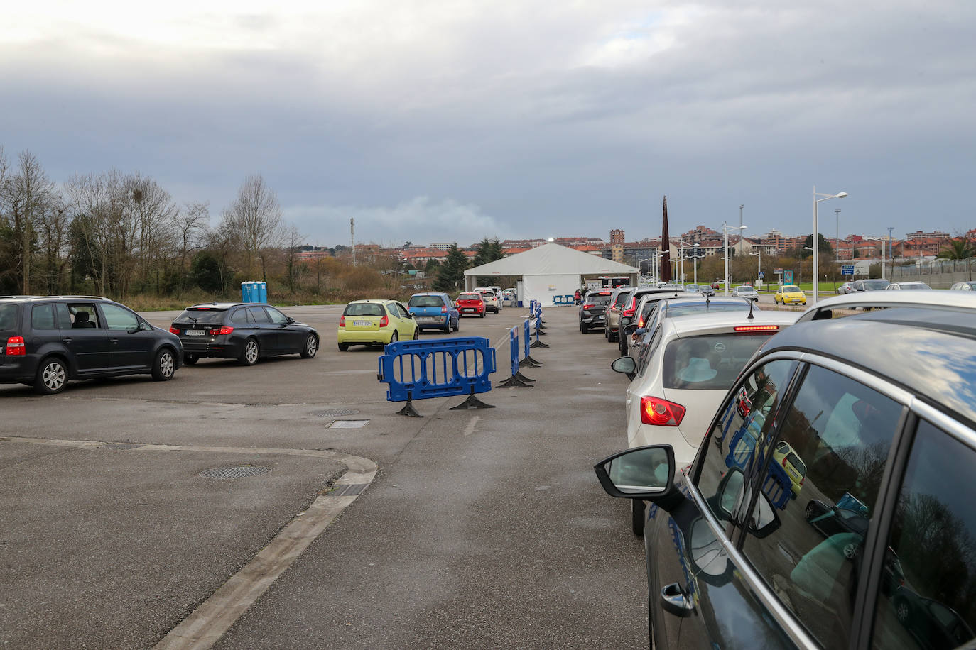 La actividad está siendo intensa en los autocovid de Gijón. Este mismo jueves, agentes de la Policía Local han tenido que acudir al instalado en la Marina Civil para formar una suerte de circuito y ordenar el tráfico. 