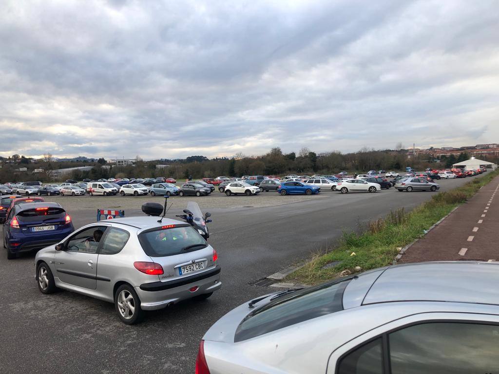 La actividad está siendo intensa en los autocovid de Gijón. Este mismo jueves, agentes de la Policía Local han tenido que acudir al instalado en la Marina Civil para formar una suerte de circuito y ordenar el tráfico. 