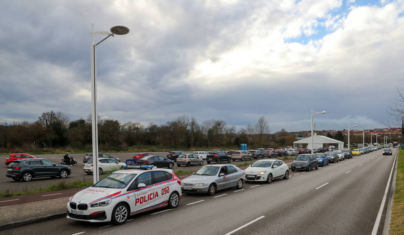 La actividad está siendo intensa en los autocovid de Gijón. Este mismo jueves, agentes de la Policía Local han tenido que acudir al instalado en la Marina Civil para formar una suerte de circuito y ordenar el tráfico. 