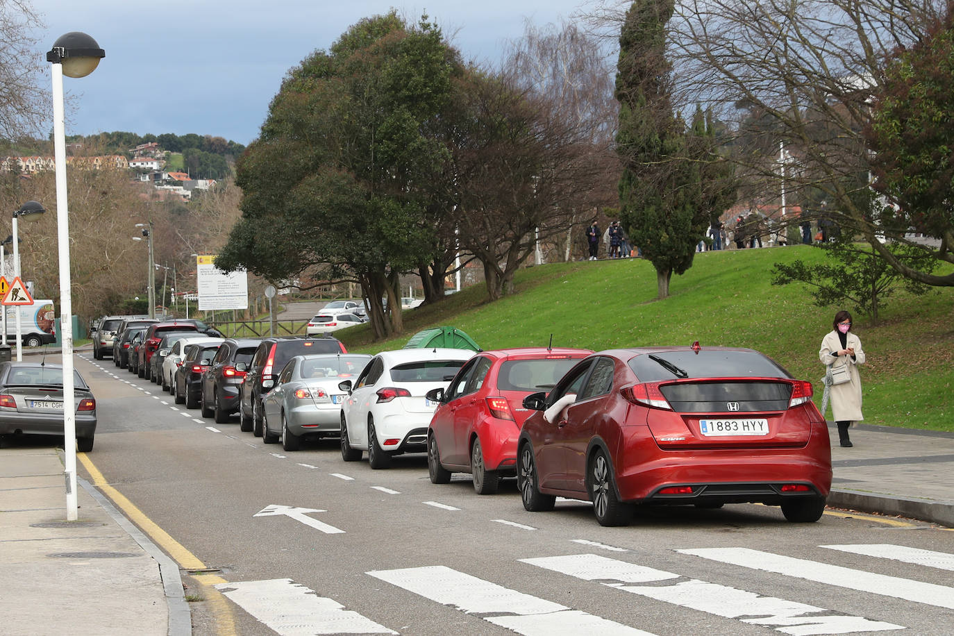 La actividad está siendo intensa en los autocovid de Gijón. Este mismo jueves, agentes de la Policía Local han tenido que acudir al instalado en la Marina Civil para formar una suerte de circuito y ordenar el tráfico. 