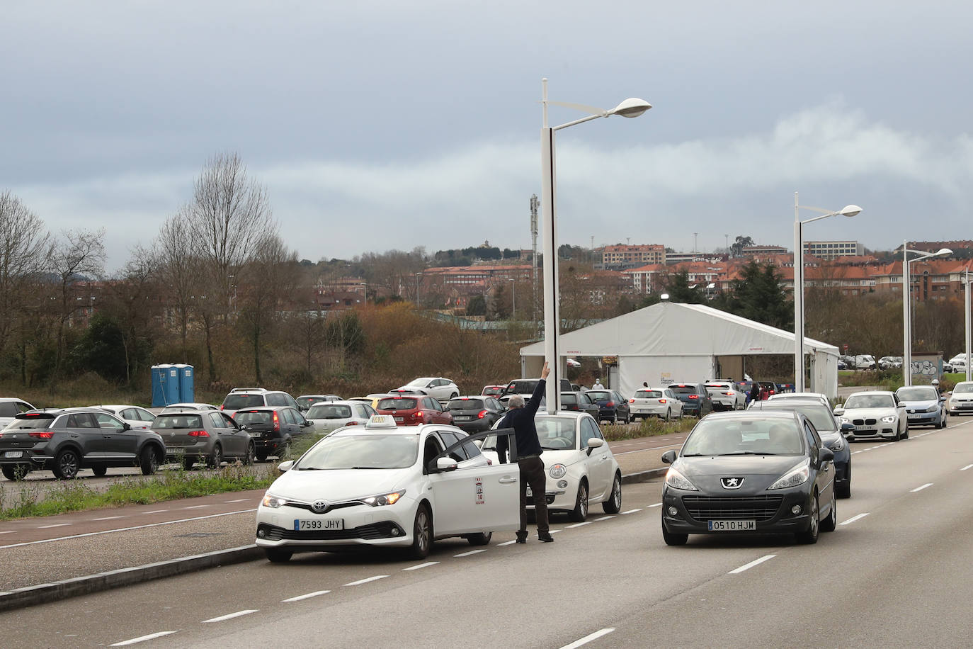 La actividad está siendo intensa en los autocovid de Gijón. Este mismo jueves, agentes de la Policía Local han tenido que acudir al instalado en la Marina Civil para formar una suerte de circuito y ordenar el tráfico. 