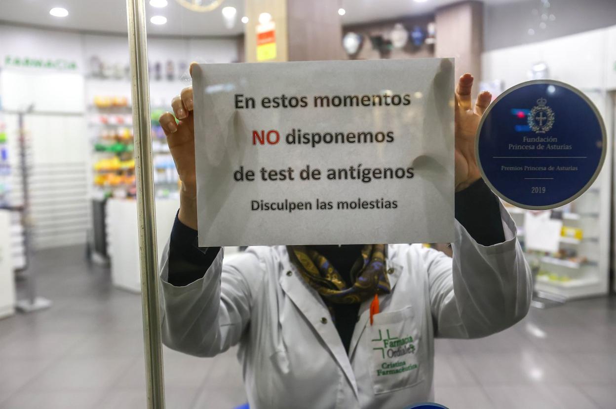 Uno de los carteles que se colgaron ayer en las farmacias de Gijón. 