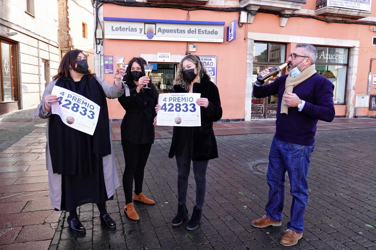 Llanes. Paloma Ania, Virginia González, Irene Valdés y Joaquín González celebran con champán haber repartido 400.000 euros. 