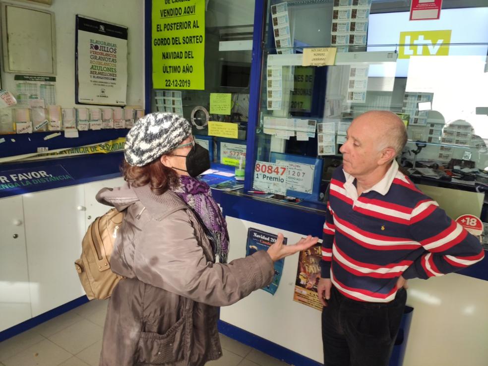 Marisol agradece a Helio García, propietario de la administración, que le animase a comprar ese número. 
