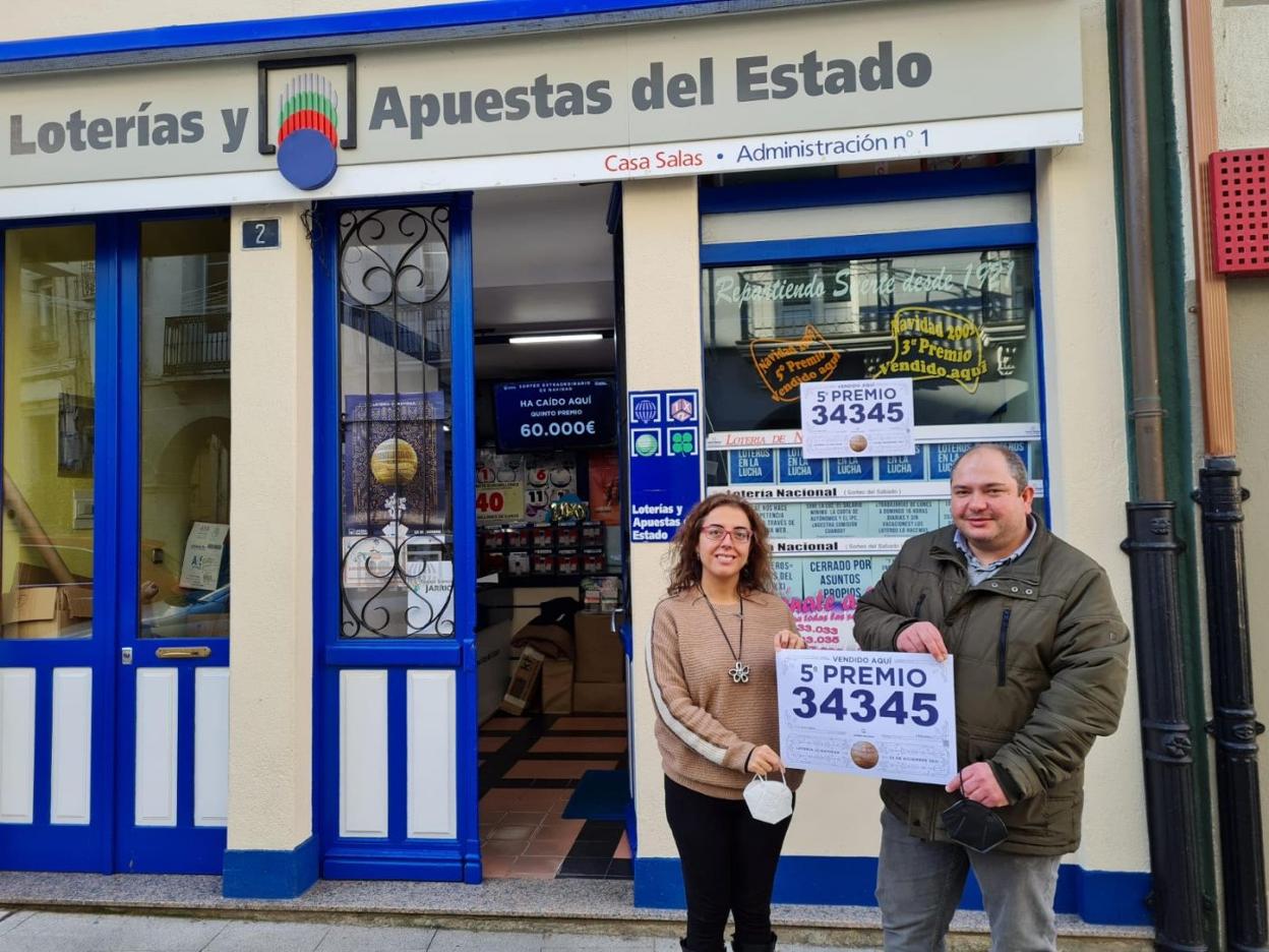 Jorge y su mujer, Susana, titulares del punto de venta en la calle Armando Cotarelo, en Vegadeo. 