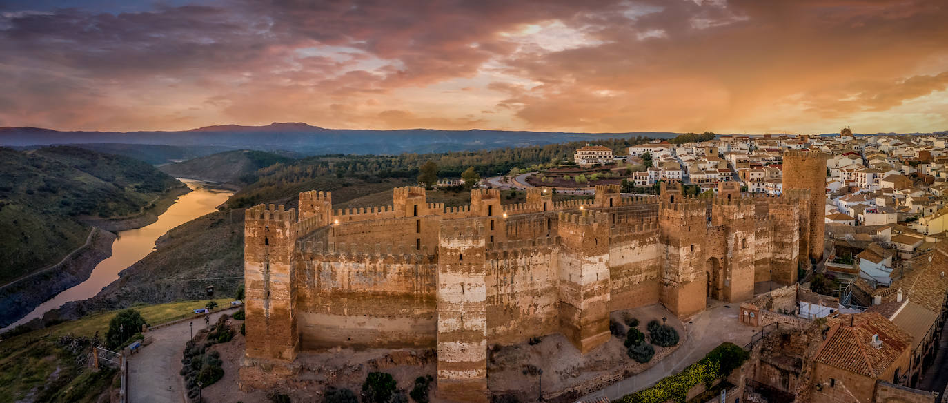 Febrero: Castillo de Burgalimar (Jaén) | Su nombre proviene del árabe Bury al-Hamma, es una fortaleza omeya construido en el siglo X, hay una inscripción grabada en la puerta que se conserva en el Museo Arqueológico Nacional con la fecha exacta en la que se empezó a construir este impresionante castillo. Se le conoce también como “la fortaleza de los siete reyes” y se dice que según cuenta la tradición o la leyenda, en él nació el rey Fernando III el Santo. Es el segundo castillo más antiguo de Europa y desde 1969 tiene el privilegio que le concede el Consejo de Europa de poder enarbolar desde su torre del homenaje la bandera de la Comunidad Europea. Algo que solo tienen este castillo y otro en Florencia de toda Europa. 