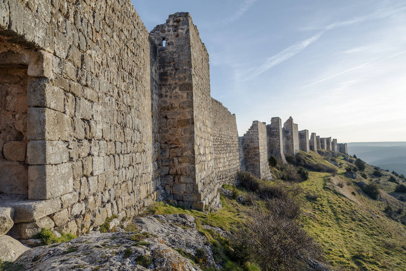 Abril: Castillo de Gormaz (Soria) | Es el paisaje histórico-medieval más relevante de Castilla, es una fortaleza calificada por los historiadores como la mayor construcción defensiva de la Baja Edad Media en Europa. Por su ubicación, en lo alto de un cerro, la fortaleza primitiva perteneció al Califato y después formó parte de los castillos y edificaciones más imponentes de Castilla. La fortaleza fue levantada en la segunda mitad del s.X sobre los restos de un castillo anterior cuando Medinaceli era frontera entre Al Andalus y Castilla. 