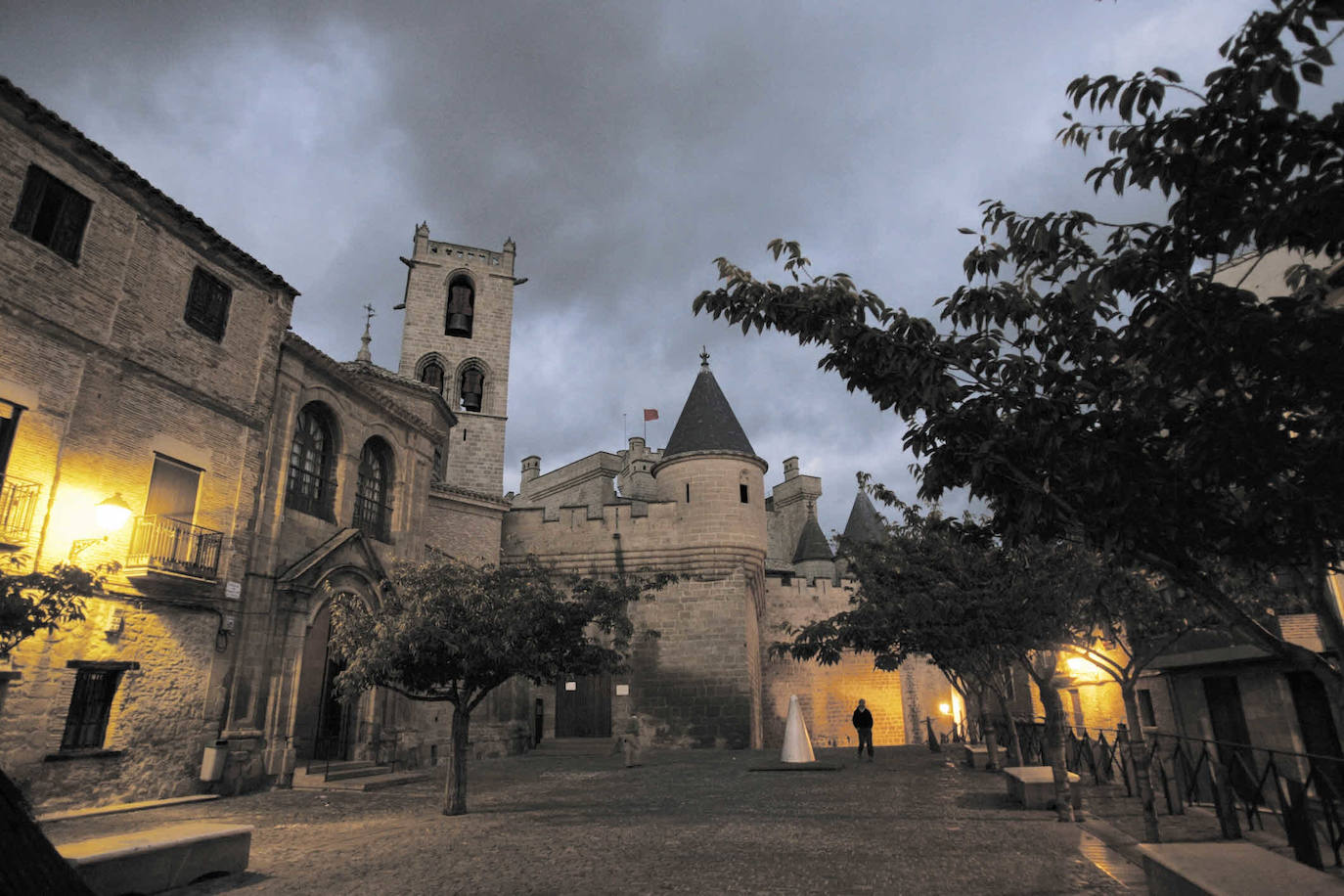 Octubre: Castillo de Olite, el Palacio Real (Navarra) | Fue declarado Monumento Nacional en 1925. Se trata de un conjunto irregular de torres, galerías, patios que le hacen peculiar y lo convierten en uno de esos palacios que bien merecen una visita, uno de los palacios europeos que llaman la atención. Es el emblema más representativo del viejo Reino de Navarra y quizás uno de los más majestuosos que podemos recorrer. 