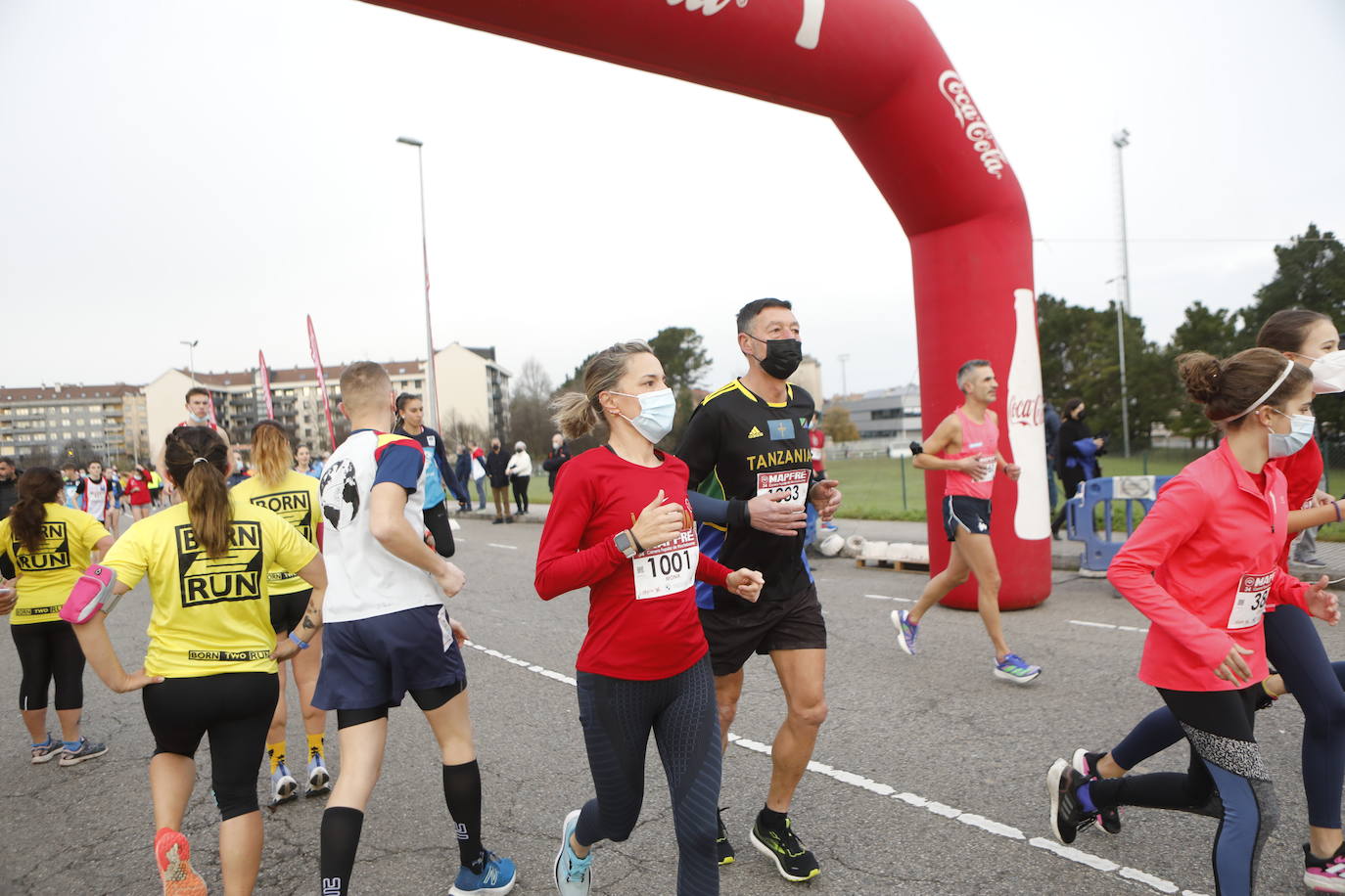 2.500 personas se han dado cita este 24 de diciembre en Gijón para participar en la Carrera Popular de Nochebuena. Beatriz Álvarez (Valencia Atletismo) y Moha Bakkali (Real Sociedad) se hicieron con el triunfo en la prueba absoluta. 