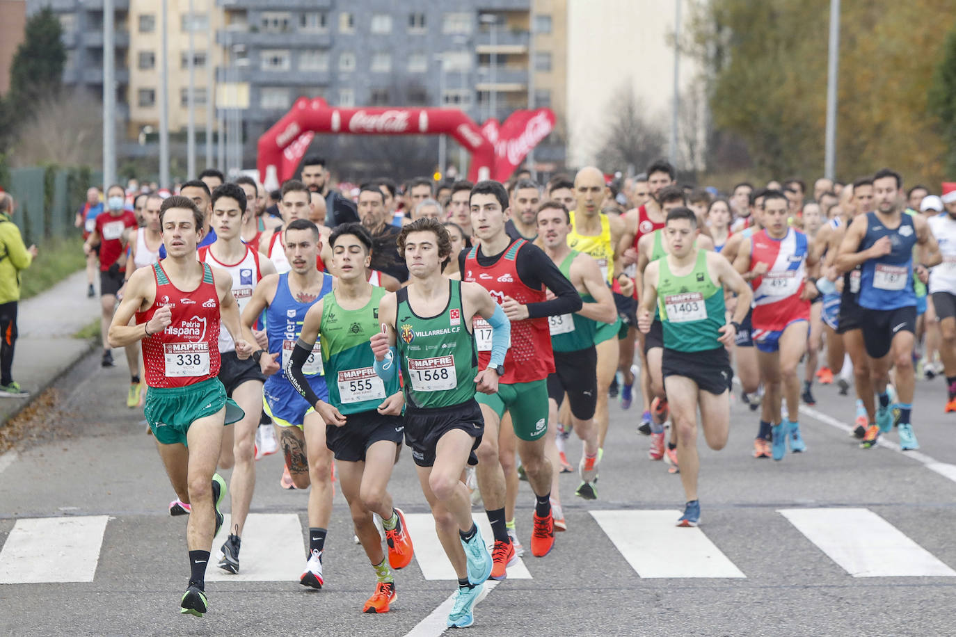 2.500 personas se han dado cita este 24 de diciembre en Gijón para participar en la Carrera Popular de Nochebuena. Beatriz Álvarez (Valencia Atletismo) y Moha Bakkali (Real Sociedad) se hicieron con el triunfo en la prueba absoluta. 