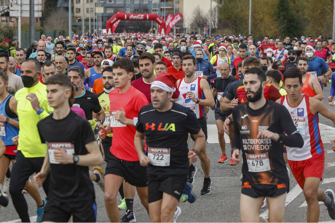 2.500 personas se han dado cita este 24 de diciembre en Gijón para participar en la Carrera Popular de Nochebuena. Beatriz Álvarez (Valencia Atletismo) y Moha Bakkali (Real Sociedad) se hicieron con el triunfo en la prueba absoluta. 