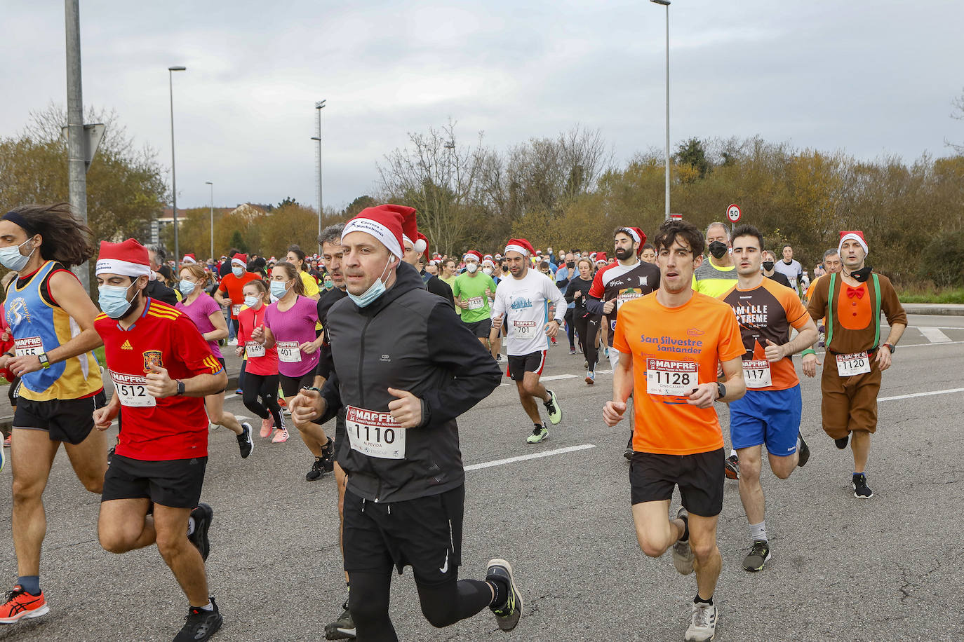 2.500 personas se han dado cita este 24 de diciembre en Gijón para participar en la Carrera Popular de Nochebuena. Beatriz Álvarez (Valencia Atletismo) y Moha Bakkali (Real Sociedad) se hicieron con el triunfo en la prueba absoluta. 