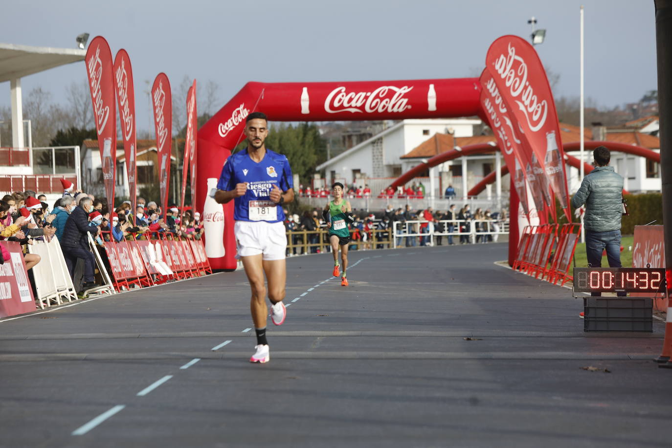 2.500 personas se han dado cita este 24 de diciembre en Gijón para participar en la Carrera Popular de Nochebuena. Beatriz Álvarez (Valencia Atletismo) y Moha Bakkali (Real Sociedad) se hicieron con el triunfo en la prueba absoluta. 