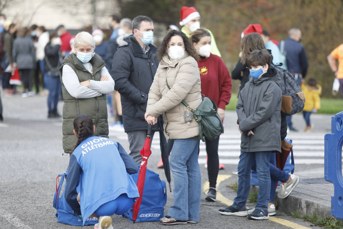 2.500 personas se han dado cita este 24 de diciembre en Gijón para participar en la Carrera Popular de Nochebuena. Beatriz Álvarez (Valencia Atletismo) y Moha Bakkali (Real Sociedad) se hicieron con el triunfo en la prueba absoluta. 