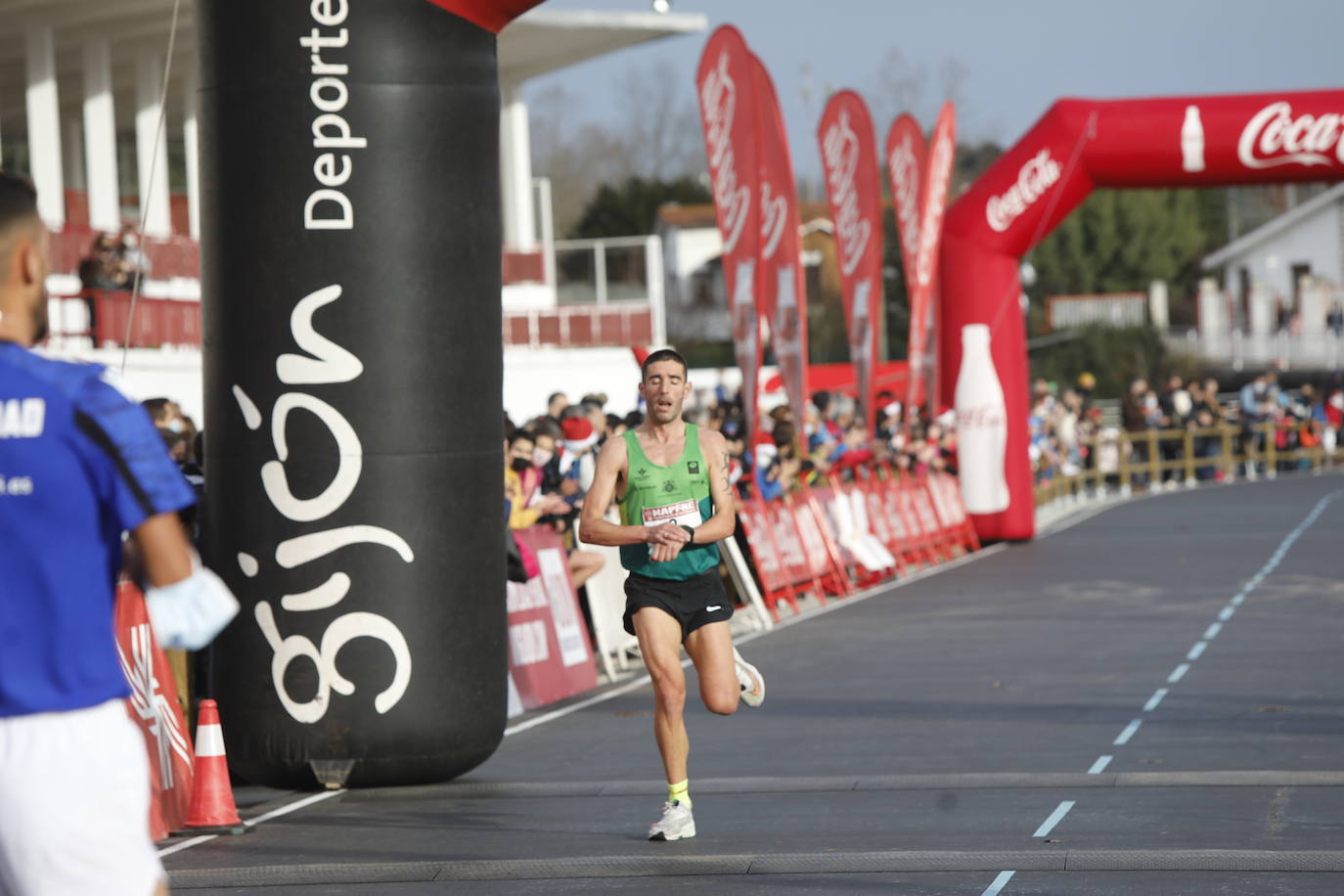 2.500 personas se han dado cita este 24 de diciembre en Gijón para participar en la Carrera Popular de Nochebuena. Beatriz Álvarez (Valencia Atletismo) y Moha Bakkali (Real Sociedad) se hicieron con el triunfo en la prueba absoluta. 