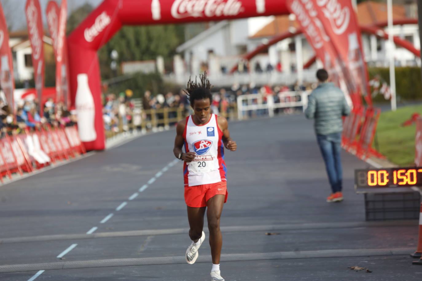 2.500 personas se han dado cita este 24 de diciembre en Gijón para participar en la Carrera Popular de Nochebuena. Beatriz Álvarez (Valencia Atletismo) y Moha Bakkali (Real Sociedad) se hicieron con el triunfo en la prueba absoluta. 