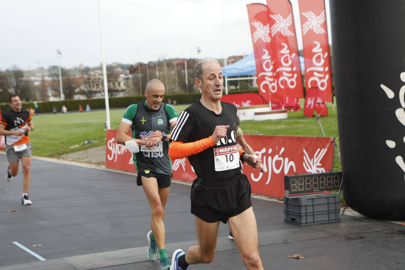 2.500 personas se han dado cita este 24 de diciembre en Gijón para participar en la Carrera Popular de Nochebuena. Beatriz Álvarez (Valencia Atletismo) y Moha Bakkali (Real Sociedad) se hicieron con el triunfo en la prueba absoluta. 