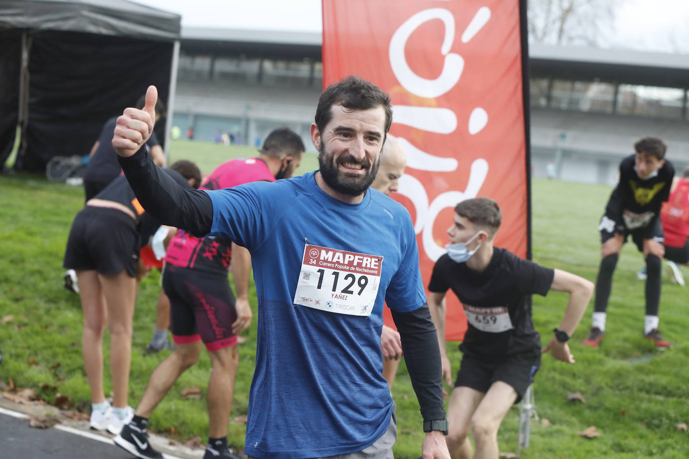 2.500 personas se han dado cita este 24 de diciembre en Gijón para participar en la Carrera Popular de Nochebuena. Beatriz Álvarez (Valencia Atletismo) y Moha Bakkali (Real Sociedad) se hicieron con el triunfo en la prueba absoluta. 