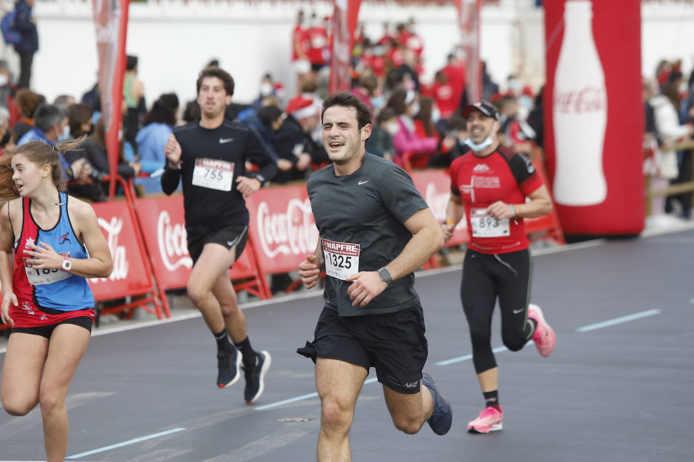 2.500 personas se han dado cita este 24 de diciembre en Gijón para participar en la Carrera Popular de Nochebuena. Beatriz Álvarez (Valencia Atletismo) y Moha Bakkali (Real Sociedad) se hicieron con el triunfo en la prueba absoluta. 