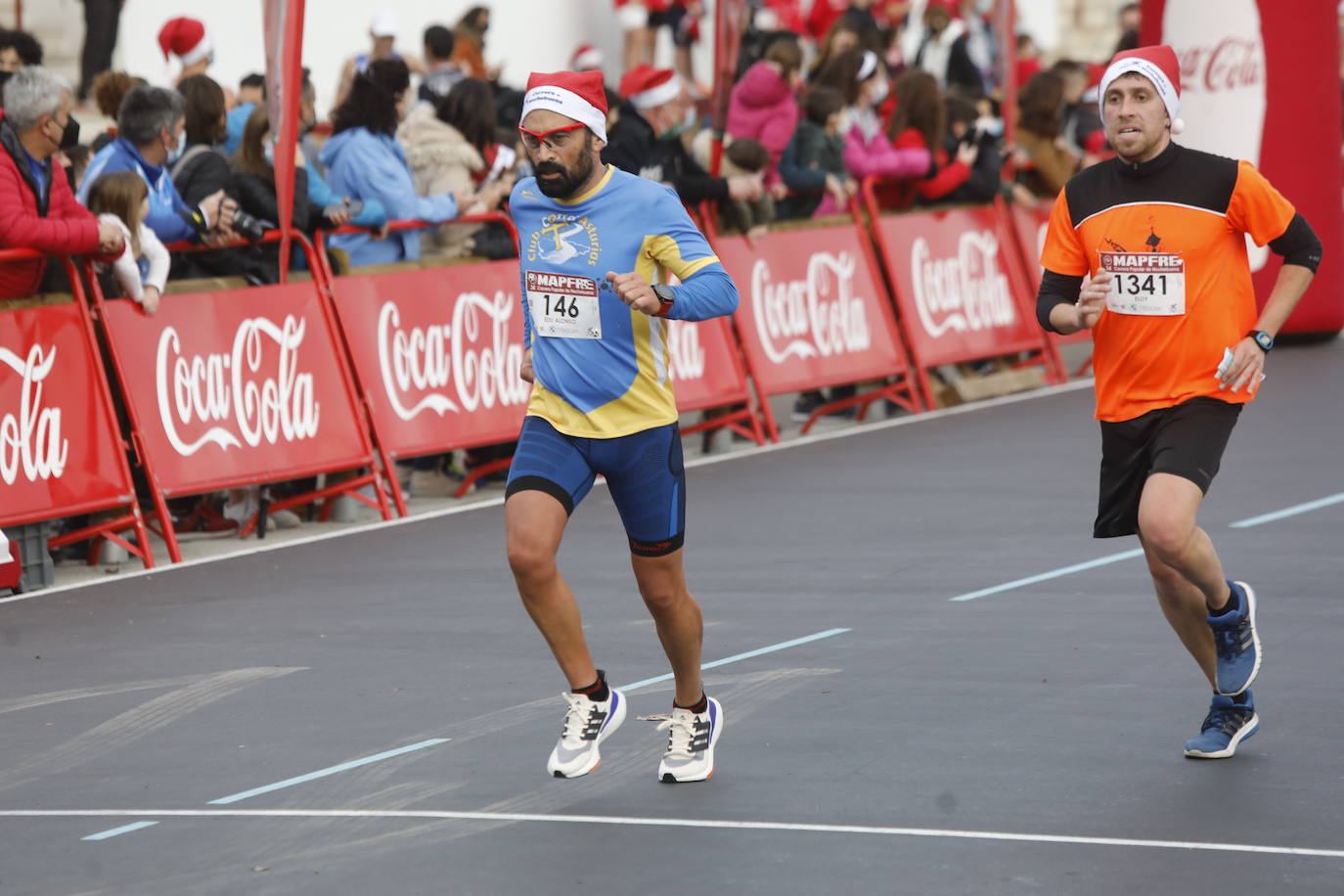 2.500 personas se han dado cita este 24 de diciembre en Gijón para participar en la Carrera Popular de Nochebuena. Beatriz Álvarez (Valencia Atletismo) y Moha Bakkali (Real Sociedad) se hicieron con el triunfo en la prueba absoluta. 