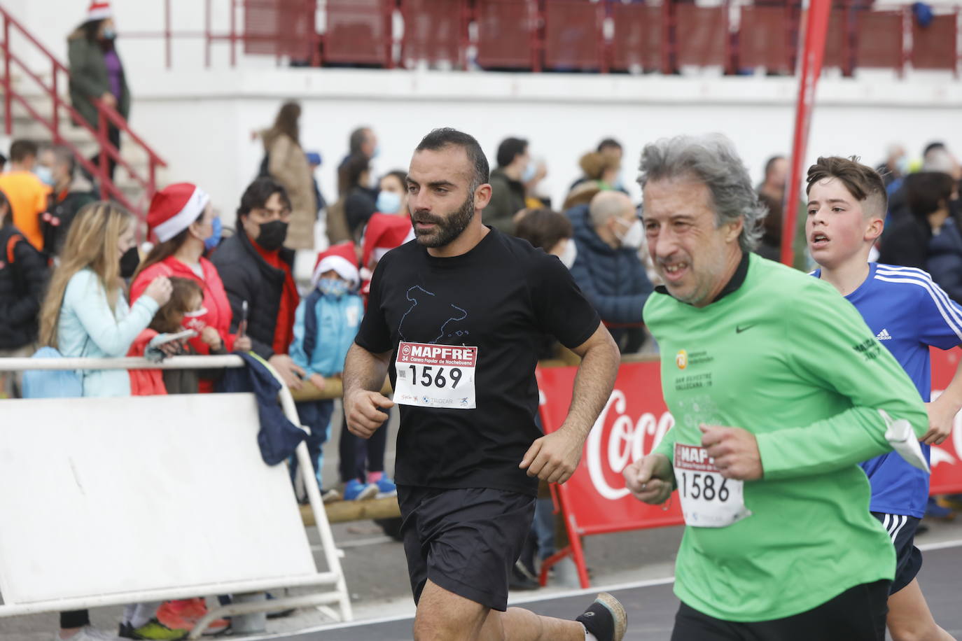 2.500 personas se han dado cita este 24 de diciembre en Gijón para participar en la Carrera Popular de Nochebuena. Beatriz Álvarez (Valencia Atletismo) y Moha Bakkali (Real Sociedad) se hicieron con el triunfo en la prueba absoluta. 