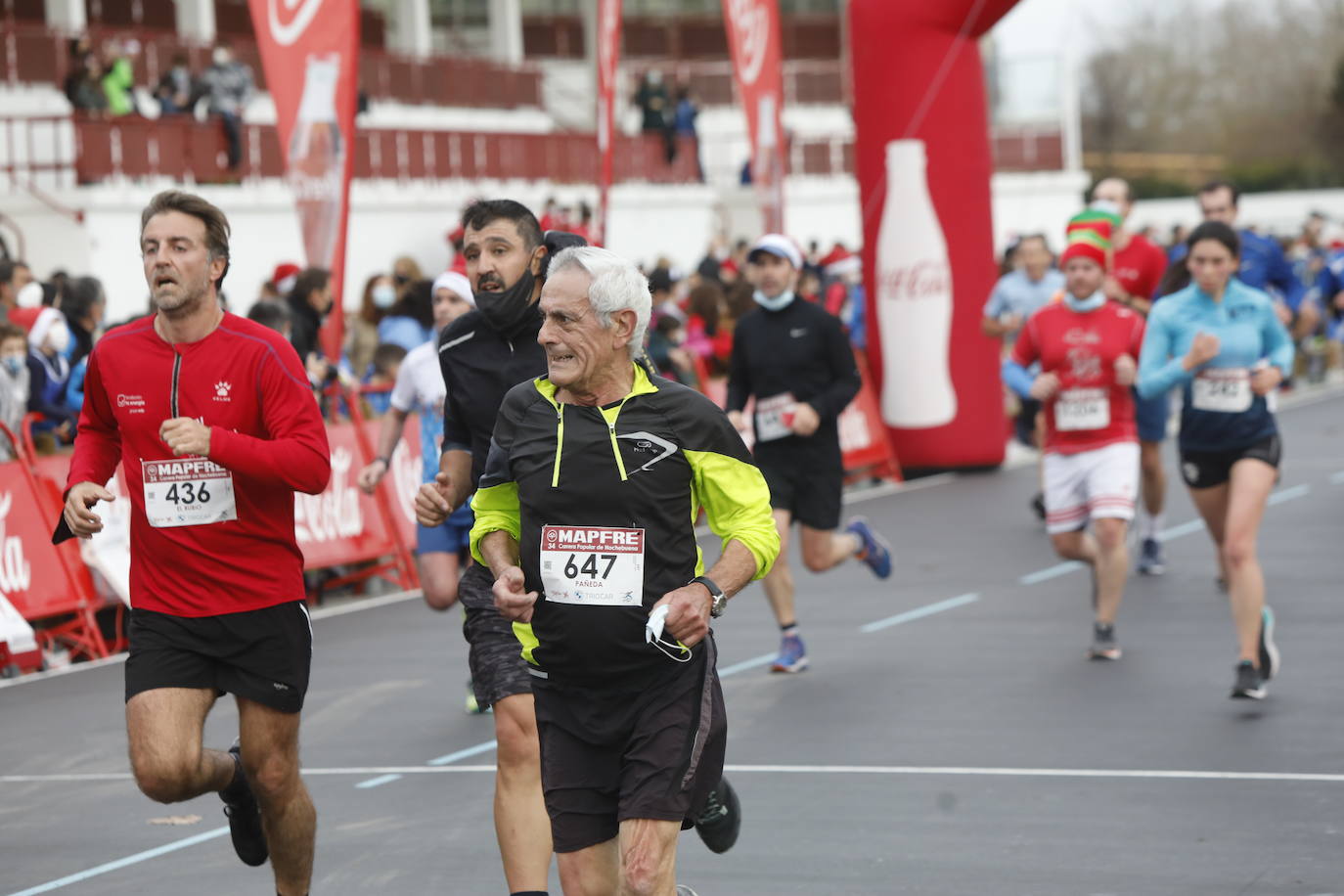 2.500 personas se han dado cita este 24 de diciembre en Gijón para participar en la Carrera Popular de Nochebuena. Beatriz Álvarez (Valencia Atletismo) y Moha Bakkali (Real Sociedad) se hicieron con el triunfo en la prueba absoluta. 