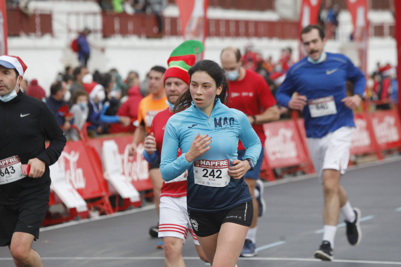 2.500 personas se han dado cita este 24 de diciembre en Gijón para participar en la Carrera Popular de Nochebuena. Beatriz Álvarez (Valencia Atletismo) y Moha Bakkali (Real Sociedad) se hicieron con el triunfo en la prueba absoluta. 