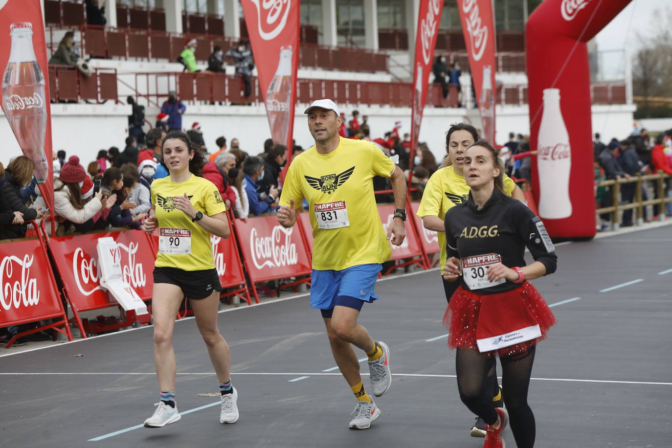 2.500 personas se han dado cita este 24 de diciembre en Gijón para participar en la Carrera Popular de Nochebuena. Beatriz Álvarez (Valencia Atletismo) y Moha Bakkali (Real Sociedad) se hicieron con el triunfo en la prueba absoluta. 