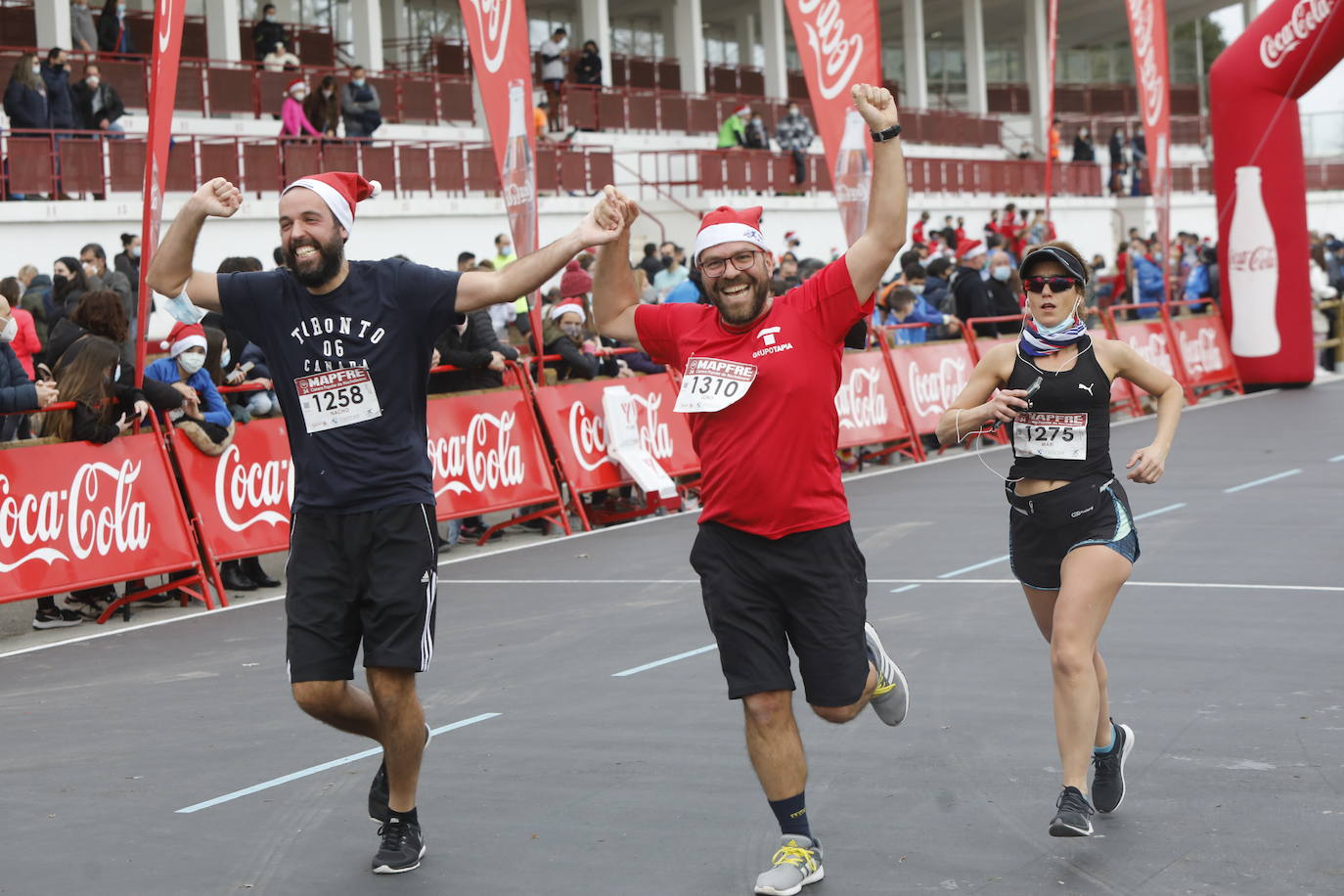 2.500 personas se han dado cita este 24 de diciembre en Gijón para participar en la Carrera Popular de Nochebuena. Beatriz Álvarez (Valencia Atletismo) y Moha Bakkali (Real Sociedad) se hicieron con el triunfo en la prueba absoluta. 