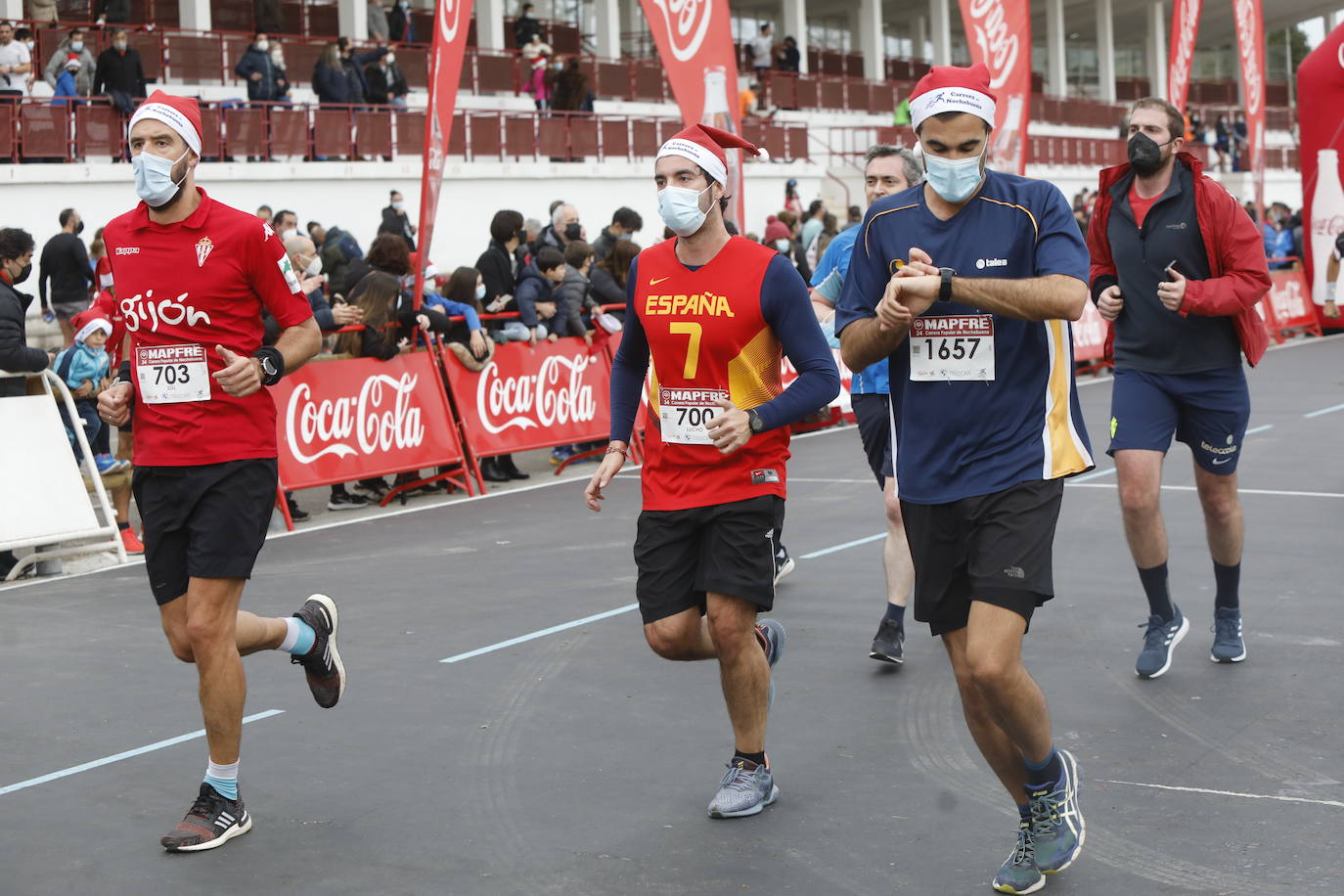 2.500 personas se han dado cita este 24 de diciembre en Gijón para participar en la Carrera Popular de Nochebuena. Beatriz Álvarez (Valencia Atletismo) y Moha Bakkali (Real Sociedad) se hicieron con el triunfo en la prueba absoluta. 