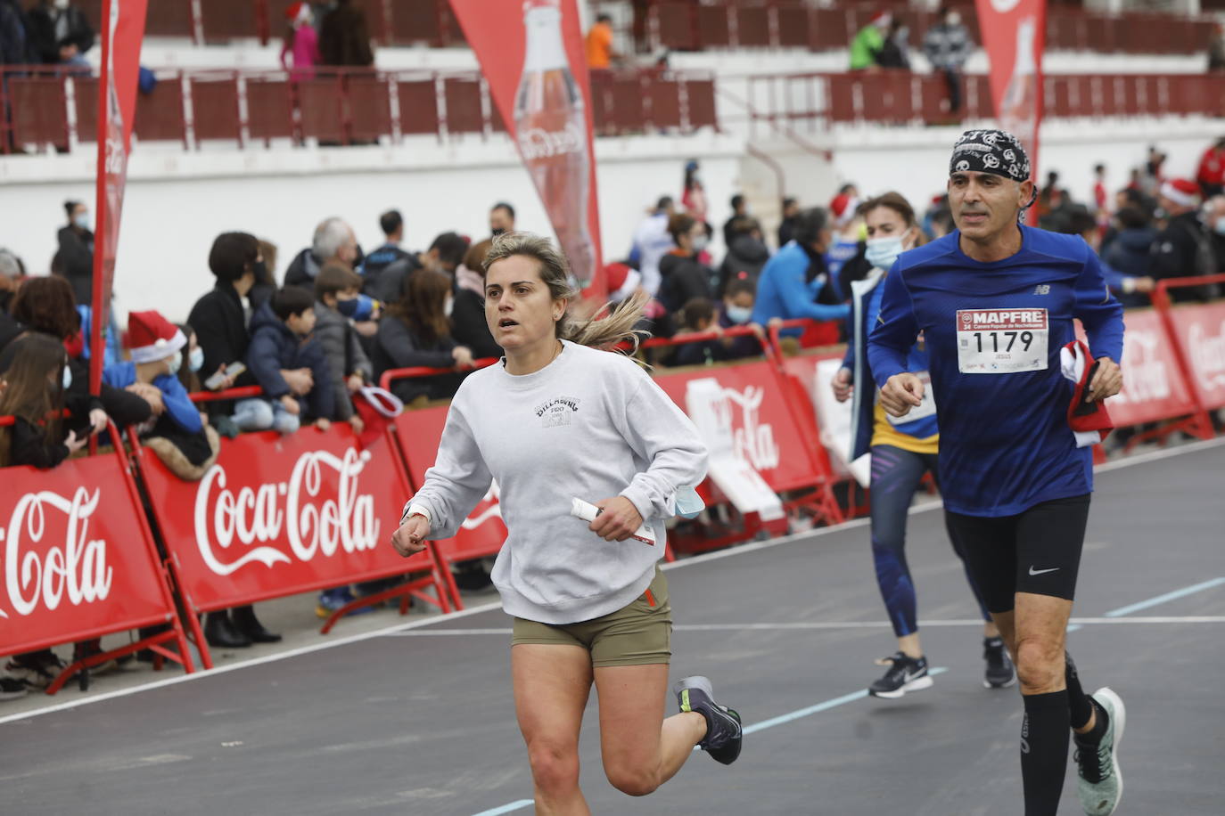 2.500 personas se han dado cita este 24 de diciembre en Gijón para participar en la Carrera Popular de Nochebuena. Beatriz Álvarez (Valencia Atletismo) y Moha Bakkali (Real Sociedad) se hicieron con el triunfo en la prueba absoluta. 