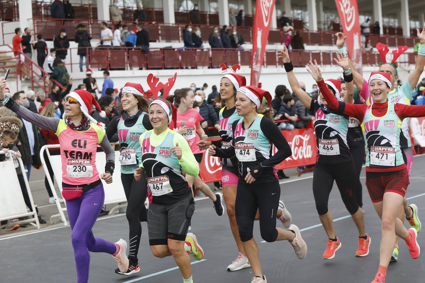 2.500 personas se han dado cita este 24 de diciembre en Gijón para participar en la Carrera Popular de Nochebuena. Beatriz Álvarez (Valencia Atletismo) y Moha Bakkali (Real Sociedad) se hicieron con el triunfo en la prueba absoluta. 