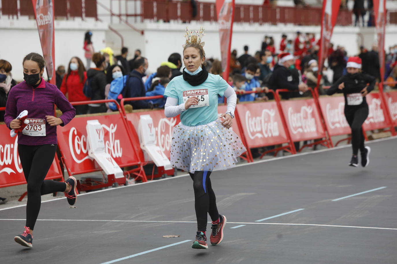 2.500 personas se han dado cita este 24 de diciembre en Gijón para participar en la Carrera Popular de Nochebuena. Beatriz Álvarez (Valencia Atletismo) y Moha Bakkali (Real Sociedad) se hicieron con el triunfo en la prueba absoluta. 