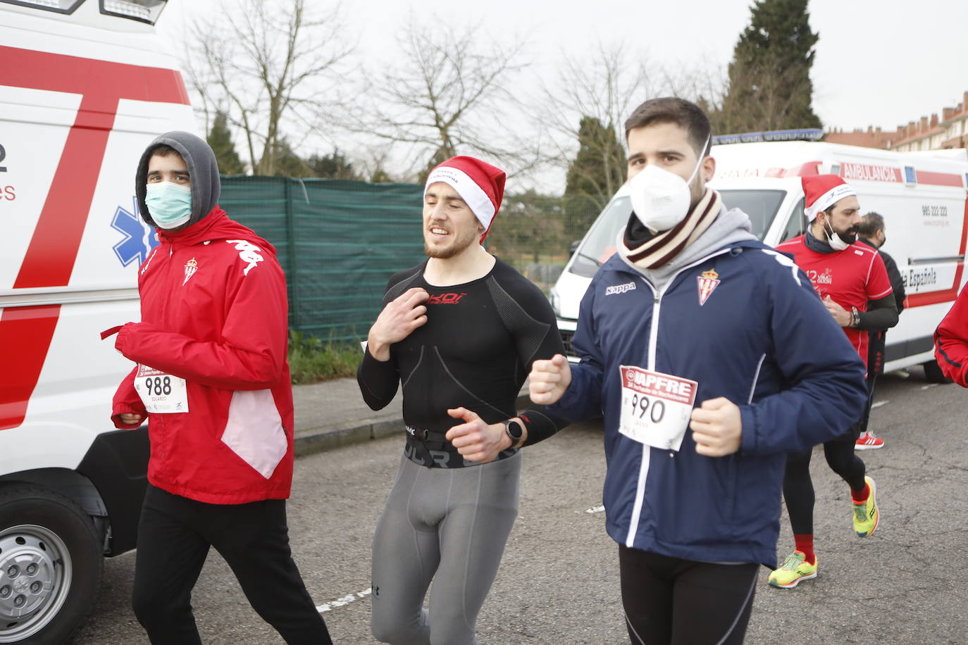 2.500 personas se han dado cita este 24 de diciembre en Gijón para participar en la Carrera Popular de Nochebuena. Beatriz Álvarez (Valencia Atletismo) y Moha Bakkali (Real Sociedad) se hicieron con el triunfo en la prueba absoluta. 