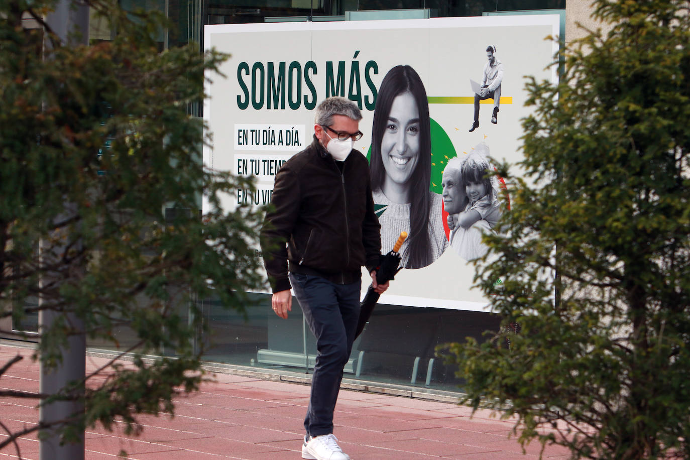 Después de varios meses, las mascarillas vuelven a ser obligatorias en las calles de España aunque se pueda garantizar la distancia interpersonal. La medida ha entrado en vigor este día de Nochebuena.