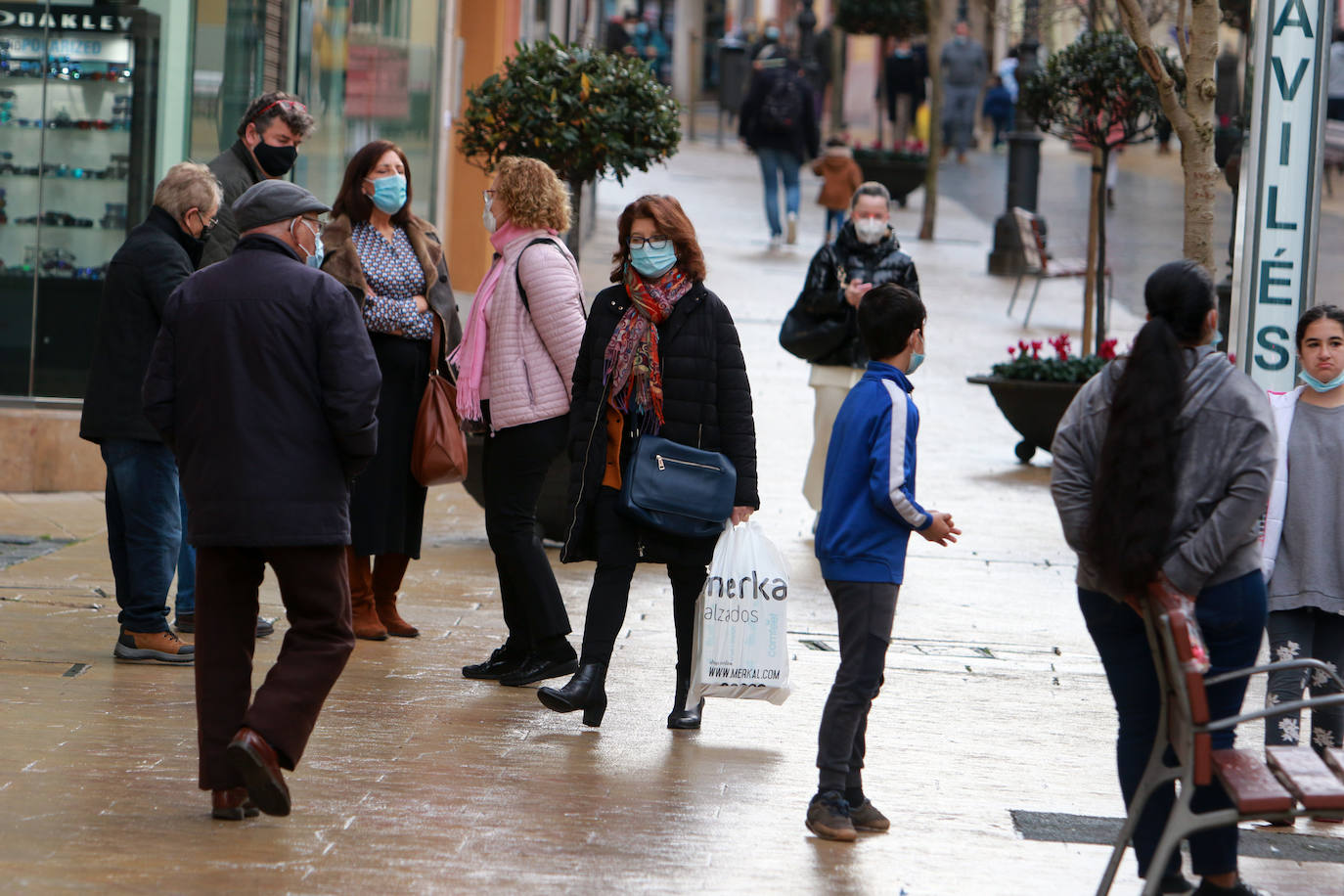 Después de varios meses, las mascarillas vuelven a ser obligatorias en las calles de España aunque se pueda garantizar la distancia interpersonal. La medida ha entrado en vigor este día de Nochebuena.