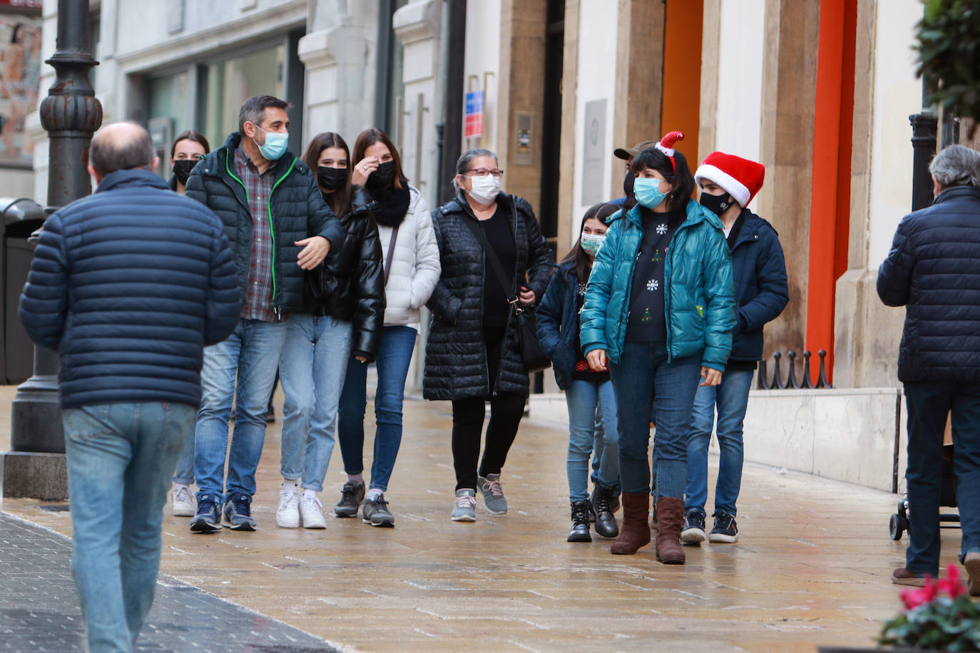 Después de varios meses, las mascarillas vuelven a ser obligatorias en las calles de España aunque se pueda garantizar la distancia interpersonal. La medida ha entrado en vigor este día de Nochebuena.