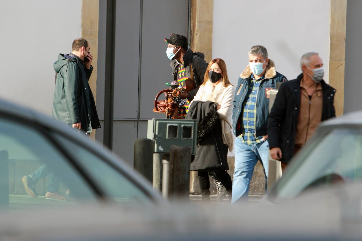 Después de varios meses, las mascarillas vuelven a ser obligatorias en las calles de España aunque se pueda garantizar la distancia interpersonal. La medida ha entrado en vigor este día de Nochebuena.