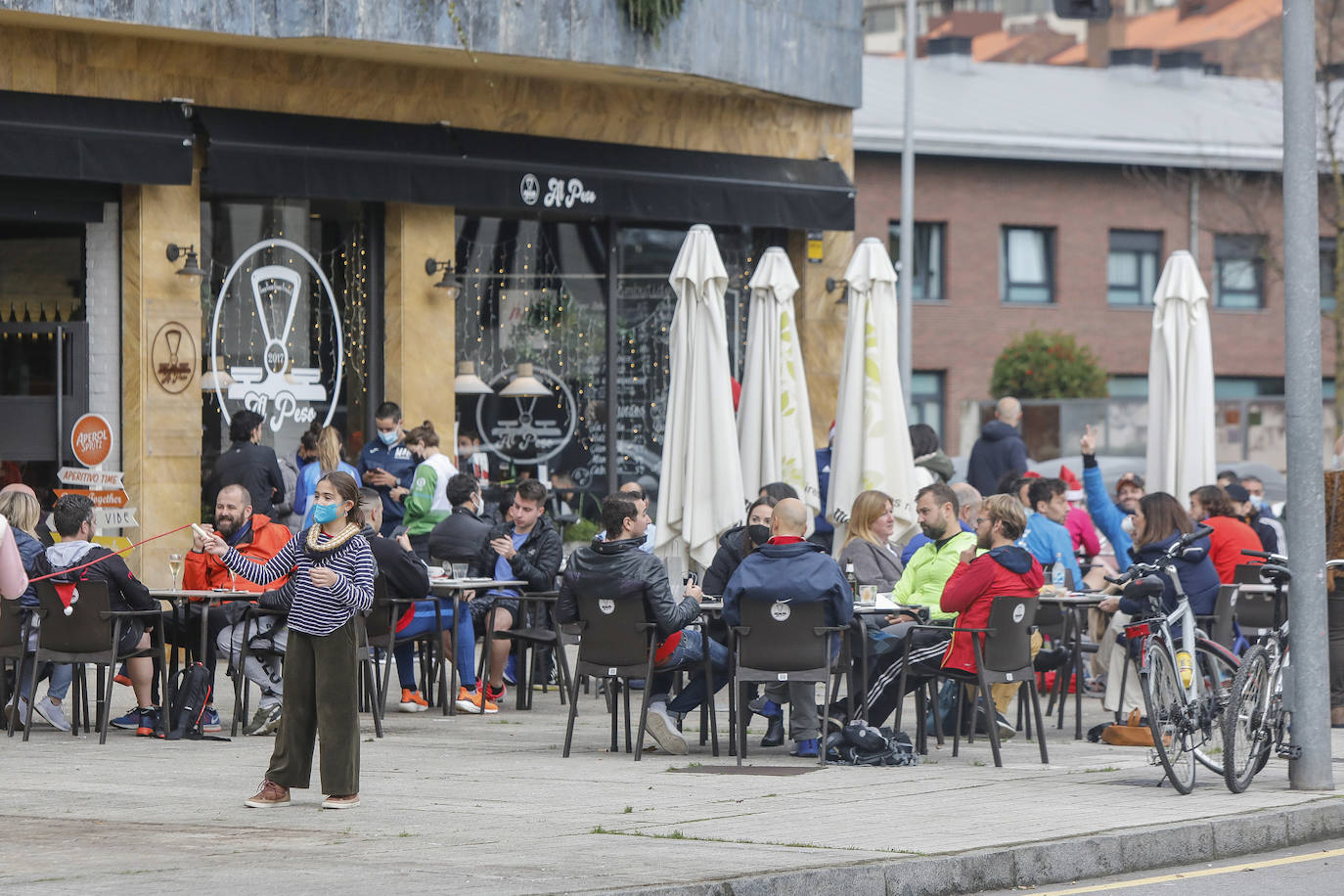 Después de varios meses, las mascarillas vuelven a ser obligatorias en las calles de España aunque se pueda garantizar la distancia interpersonal. La medida ha entrado en vigor este día de Nochebuena.