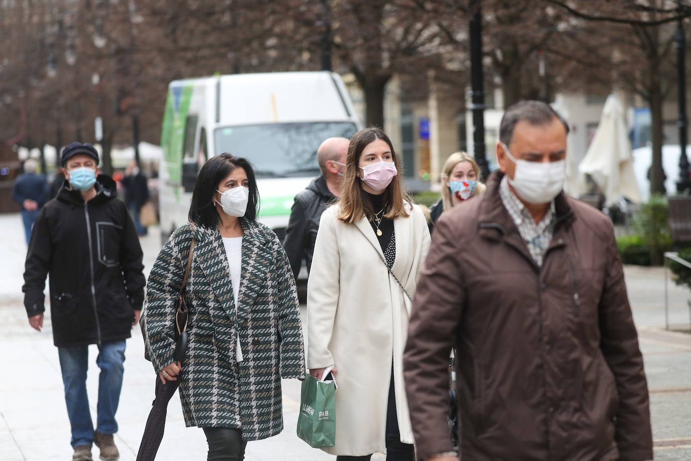 Después de varios meses, las mascarillas vuelven a ser obligatorias en las calles de España aunque se pueda garantizar la distancia interpersonal. La medida ha entrado en vigor este día de Nochebuena.