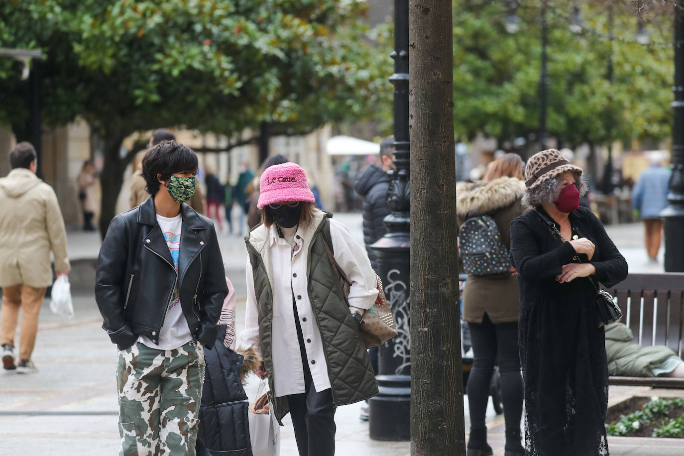 Después de varios meses, las mascarillas vuelven a ser obligatorias en las calles de España aunque se pueda garantizar la distancia interpersonal. La medida ha entrado en vigor este día de Nochebuena.