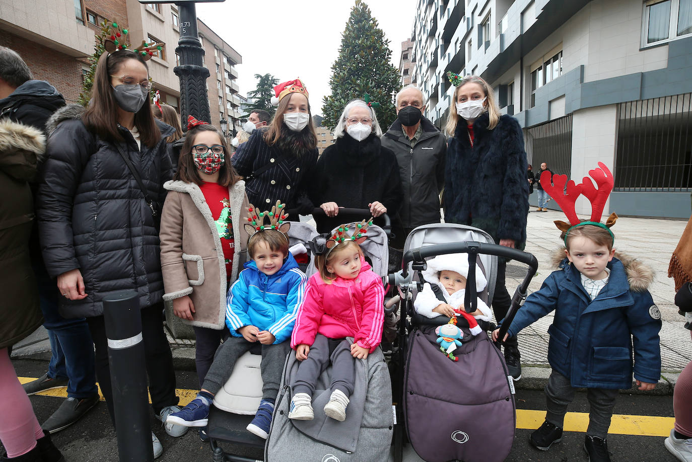 Papá Noel ha recorrido con sus seis renos y siete elfos las calles del centro de Oviedo antes de repartir los regalos a los más pequeños 