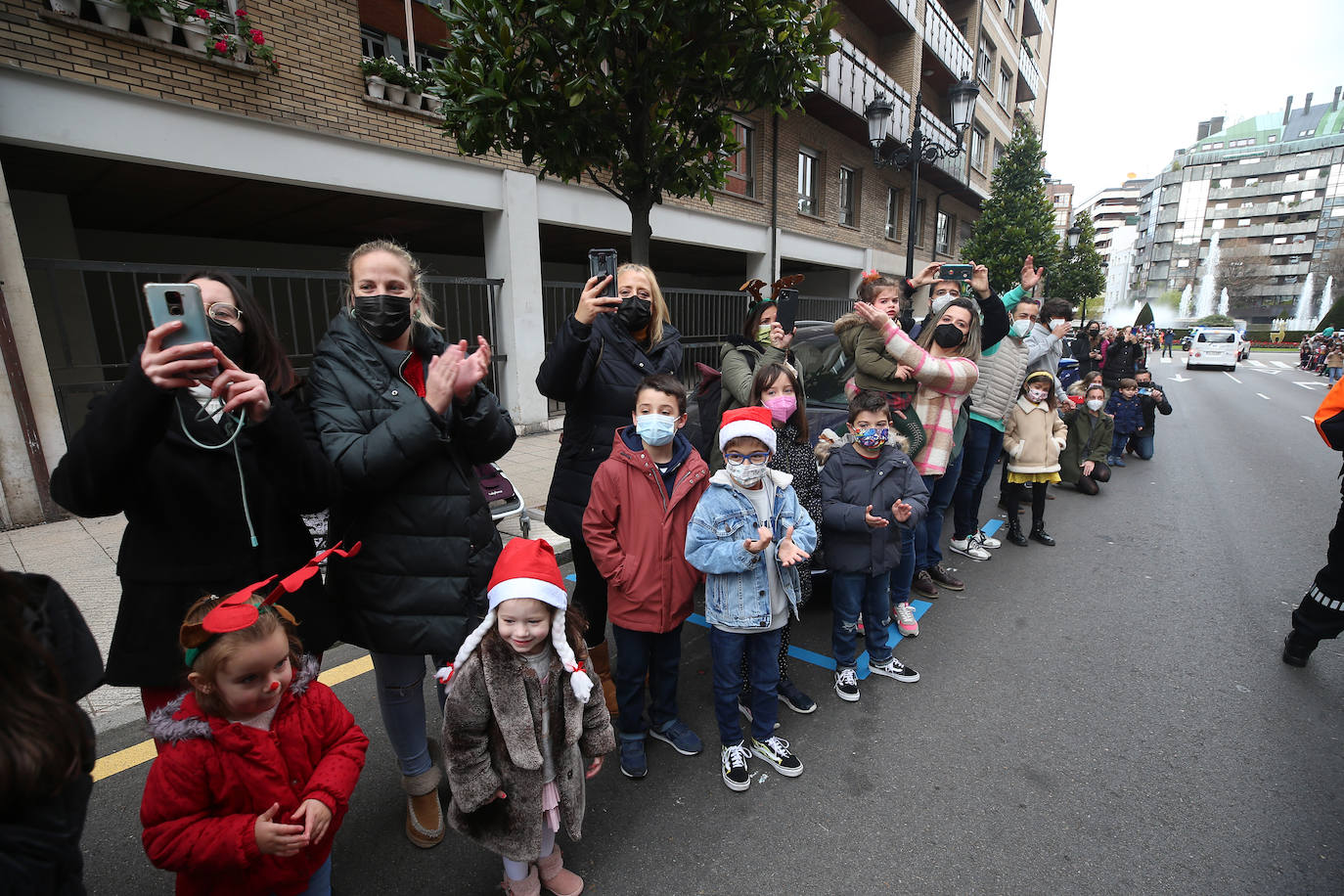 Papá Noel ha recorrido con sus seis renos y siete elfos las calles del centro de Oviedo antes de repartir los regalos a los más pequeños 